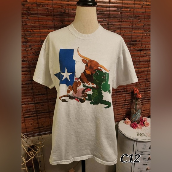 Gildan Tops - Gildan White T-Shirt with Orange Graphic